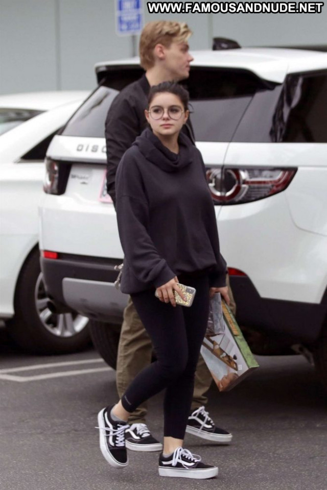 Ariel Winter Studio City  Celebrity Paparazzi Babe Shopping Posing