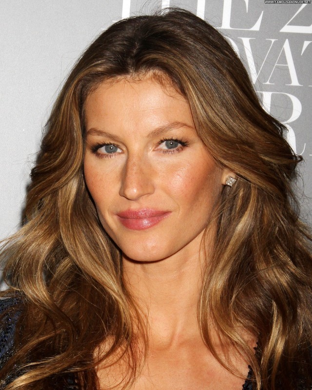 Gisele Bundchen New York High Resolution Celebrity Posing Hot