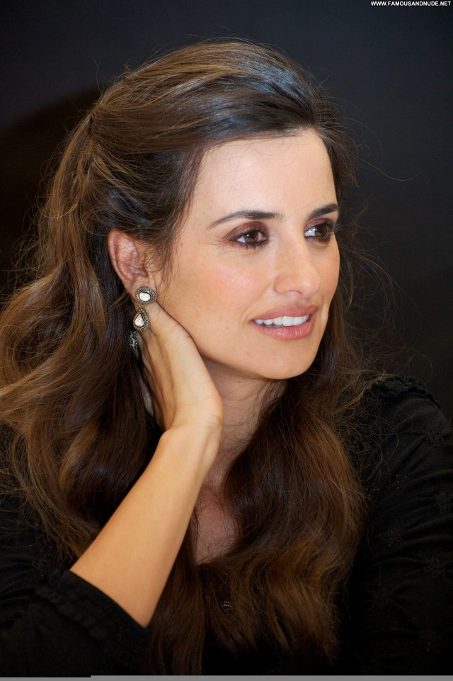 Penelope Cruz Beverly Hills High Resolution Posing Hot Celebrity