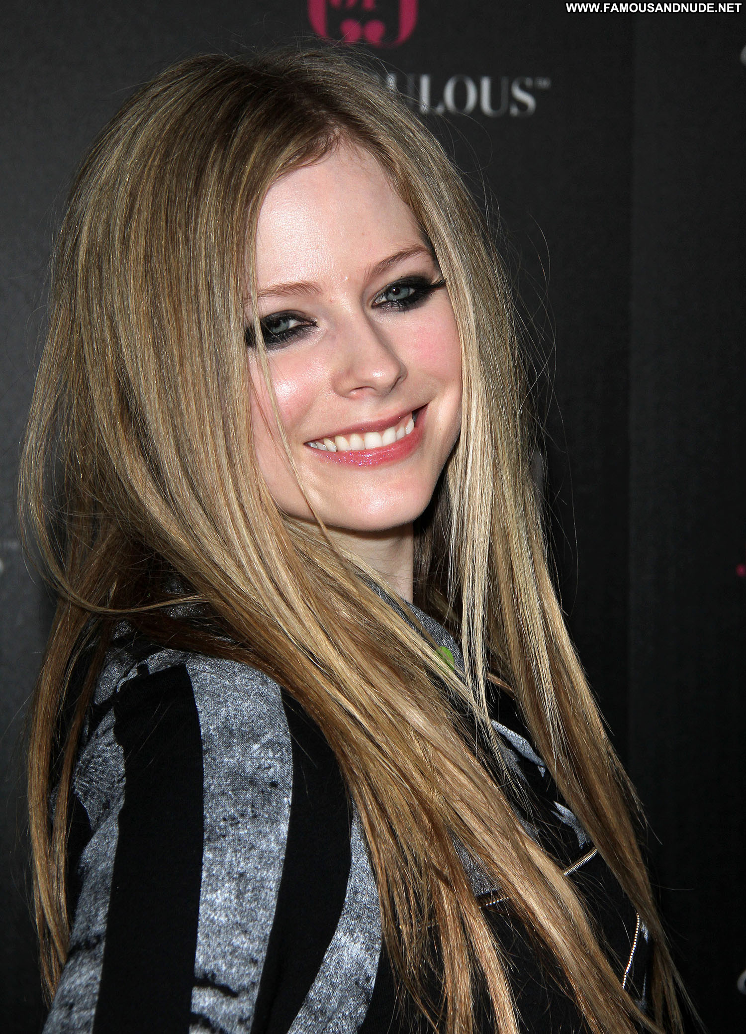 Avril Lavigne Celebrity Beautiful Babe Posing Hot 